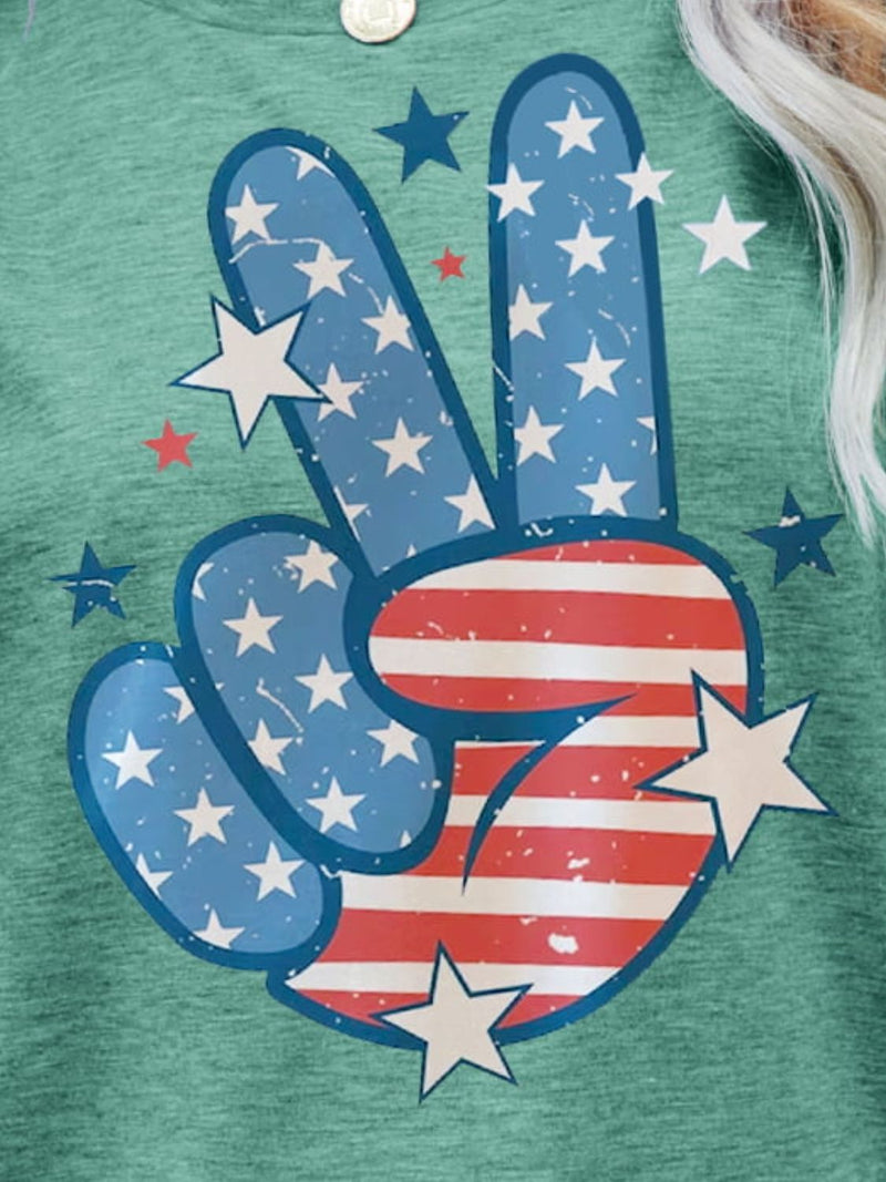 T-shirt graphique à main avec signe de paix du drapeau américain