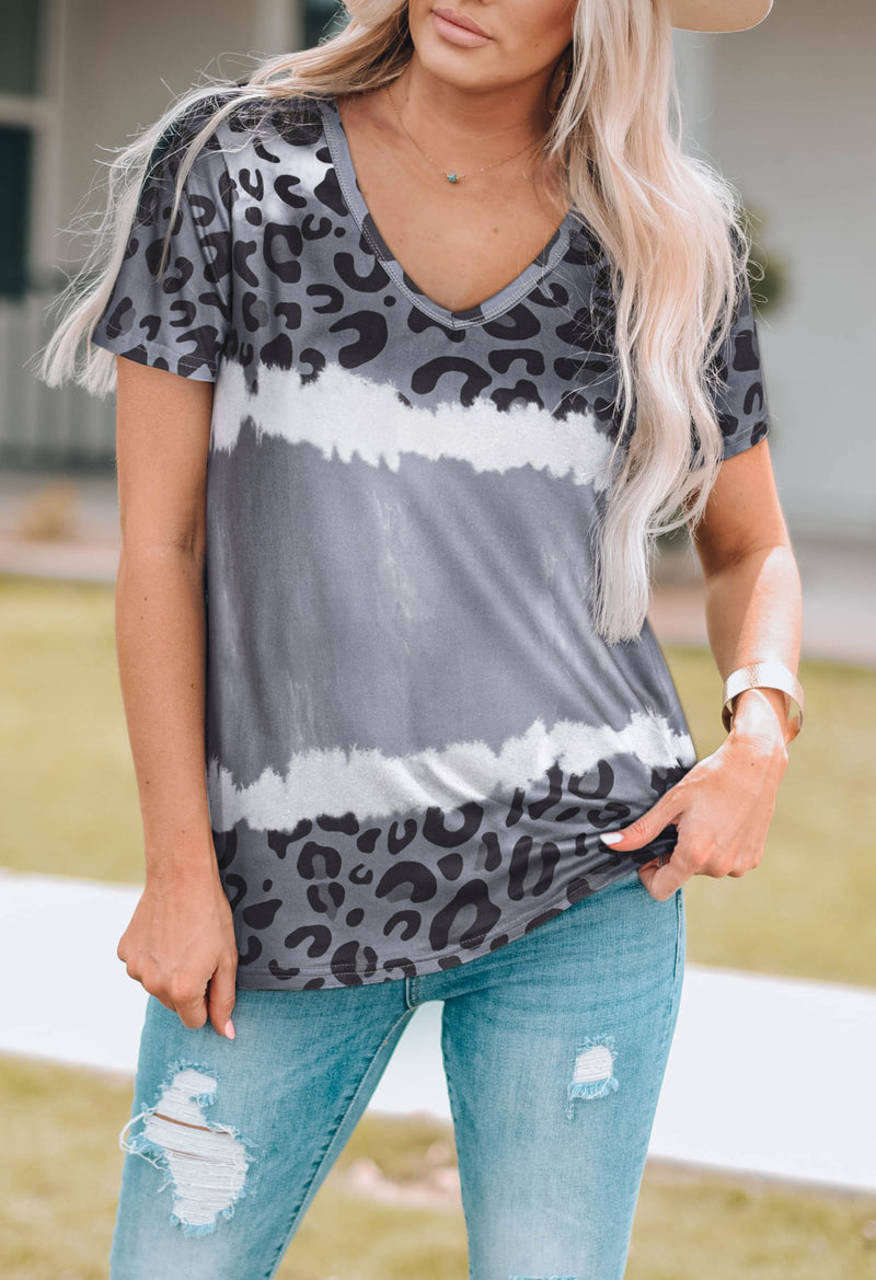 Camiseta con cuello en V de leopardo