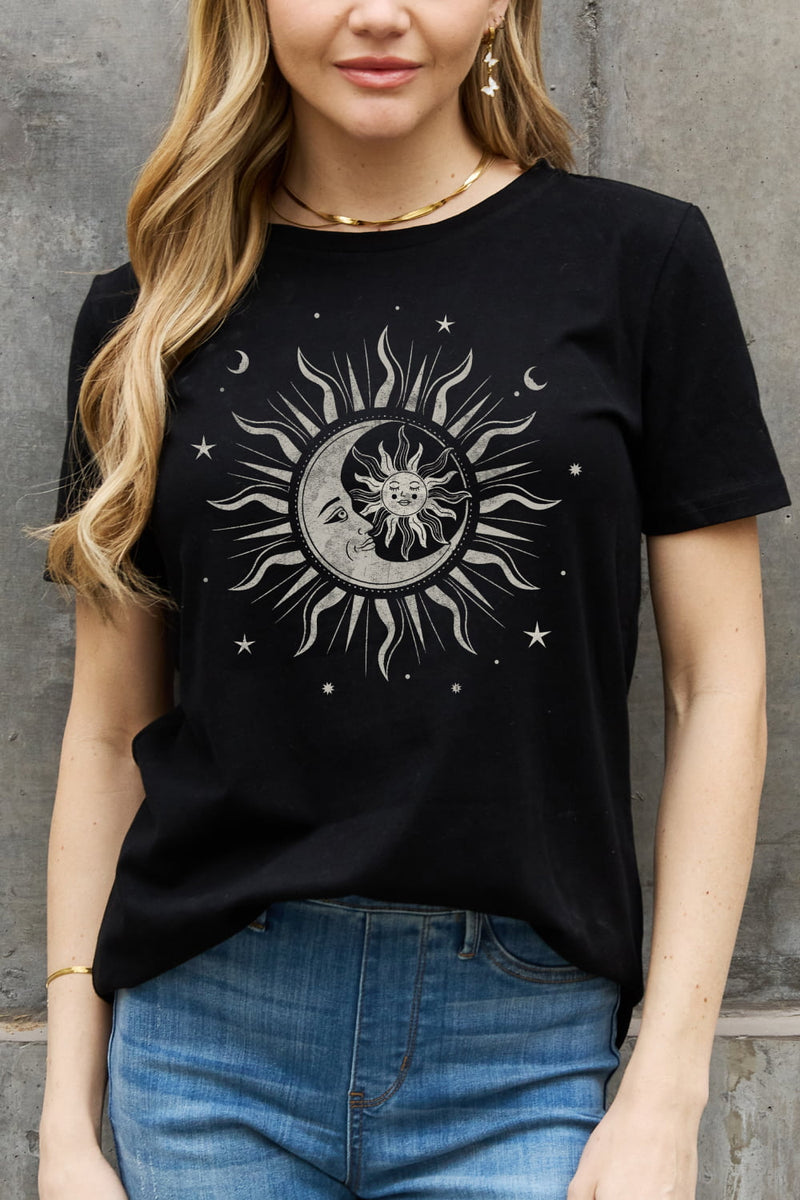 T-shirt en coton graphique Simply Love pleine grandeur Soleil, Lune et Étoile