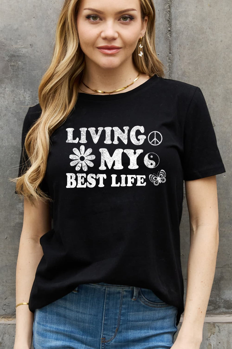Simply Love T-shirt en coton graphique LIVING MY BEST LIFE pleine grandeur