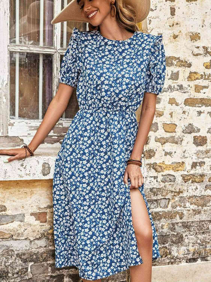 Robe mi-longue fendue à col rond et motif floral