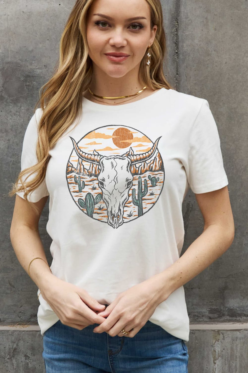 T-shirt en coton avec image de cactus et de taureau pleine grandeur Simply Love