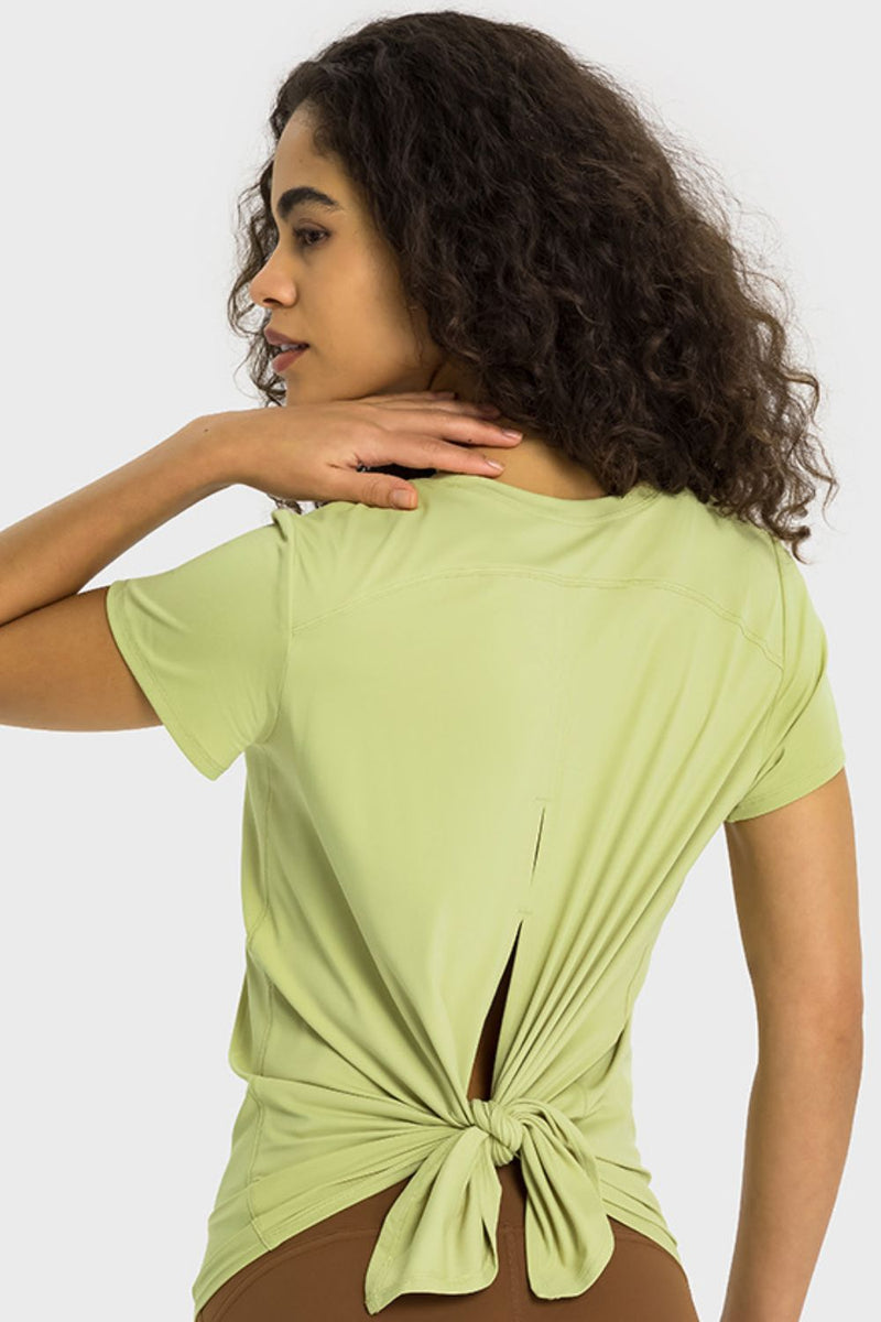 Camiseta deportiva de manga corta con lazo en la espalda