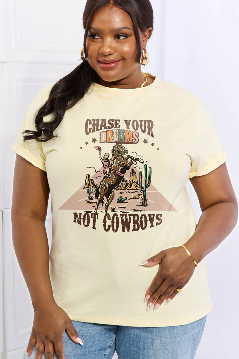 Camiseta de algodón con gráfico CHASE YOUR DREAMS NOT COWBOYS de tamaño completo de Simply Love