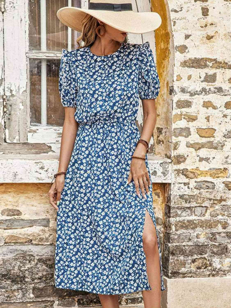 Robe mi-longue fendue à col rond et motif floral