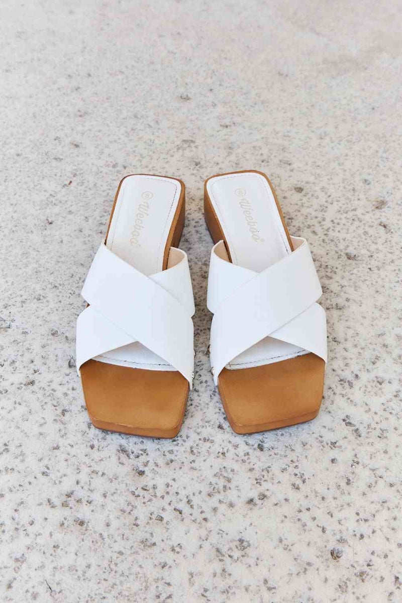 Zuecos blancos con diseño cruzado de madera Step Into Summer de Weeboo