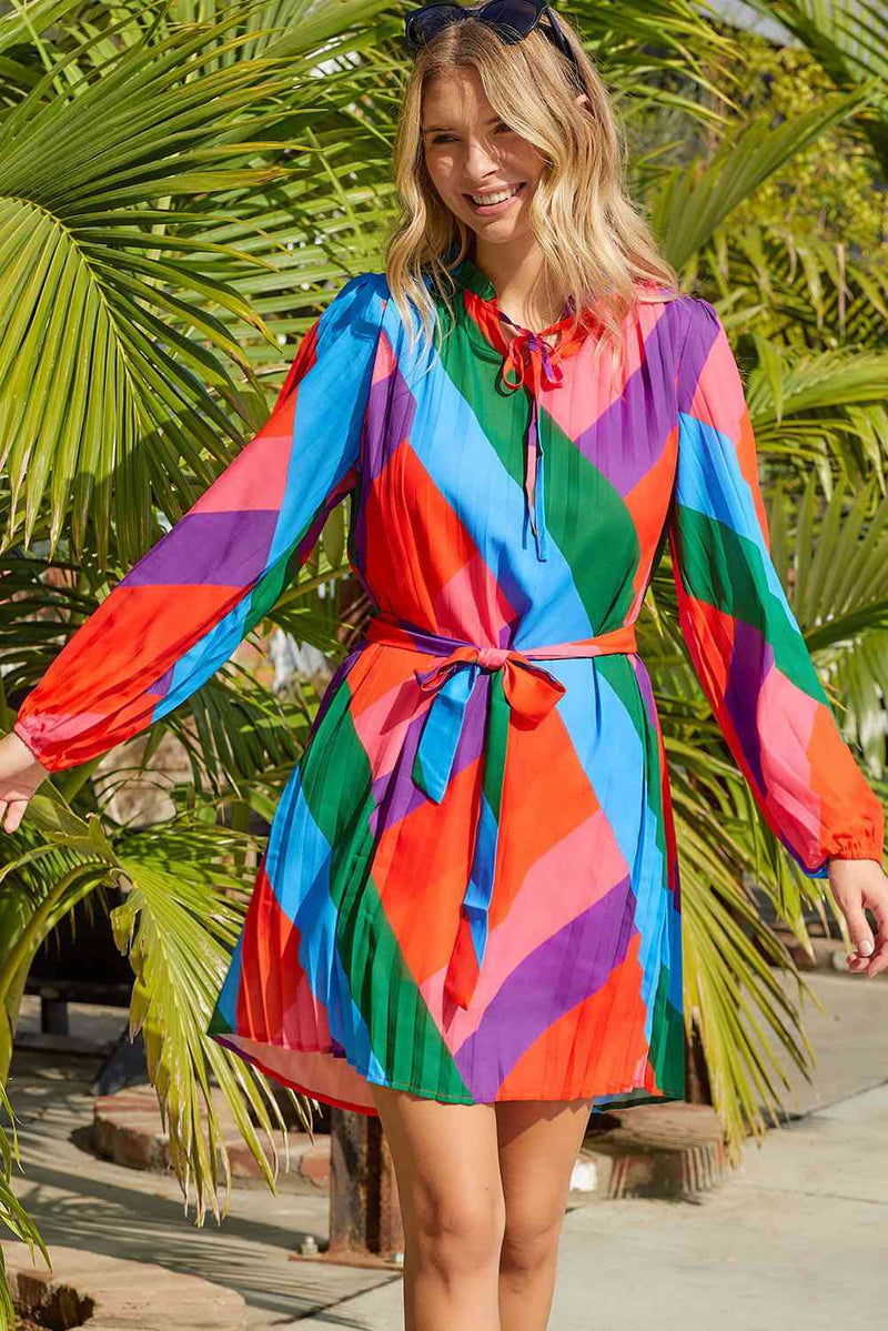 Robe multicolore à manches ballon plissée et nouée à la taille