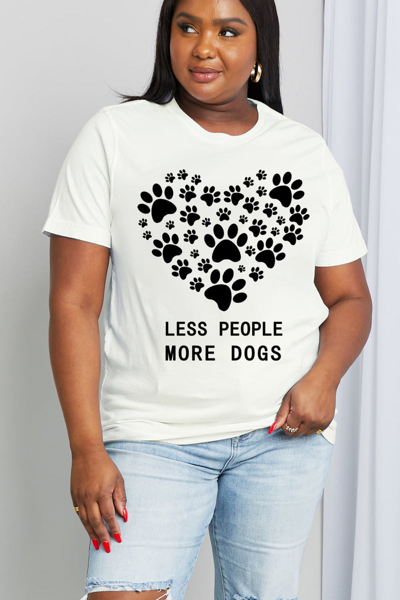 Camiseta de algodón con estampado de corazón de tamaño completo MENOS PERSONAS MÁS PERROS de Simply Love