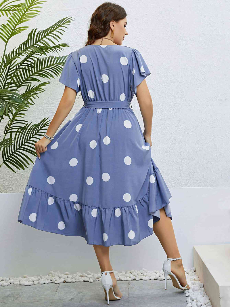 Robe ceinturée à pois avec manches flottantes et ourlet volanté