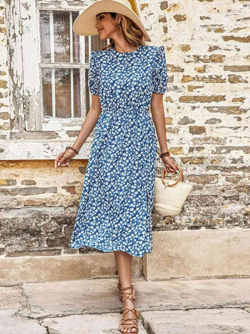 Robe mi-longue fendue à col rond et motif floral