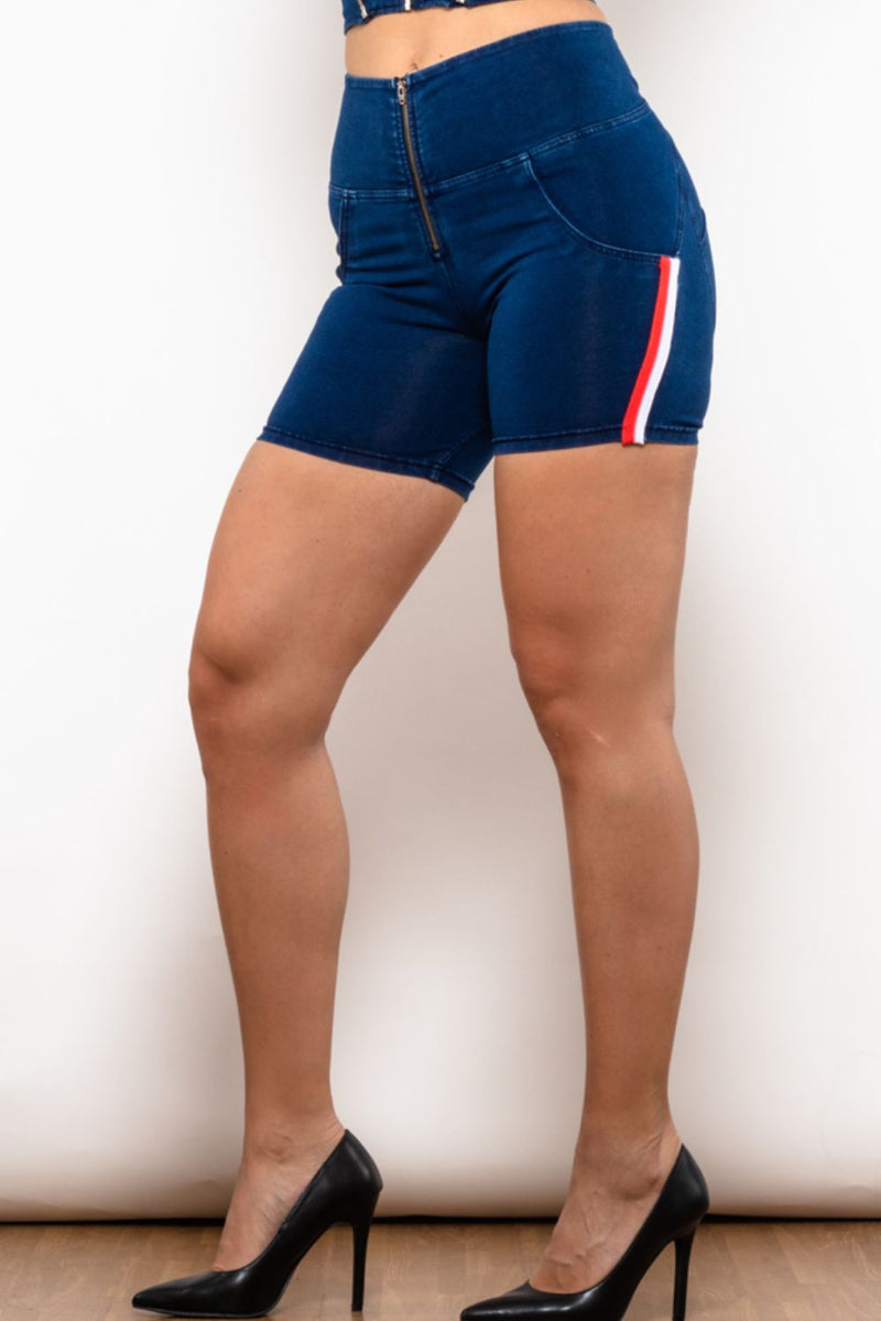 Pantalones cortos de mezclilla con cierre de cremallera y rayas laterales de tamaño completo