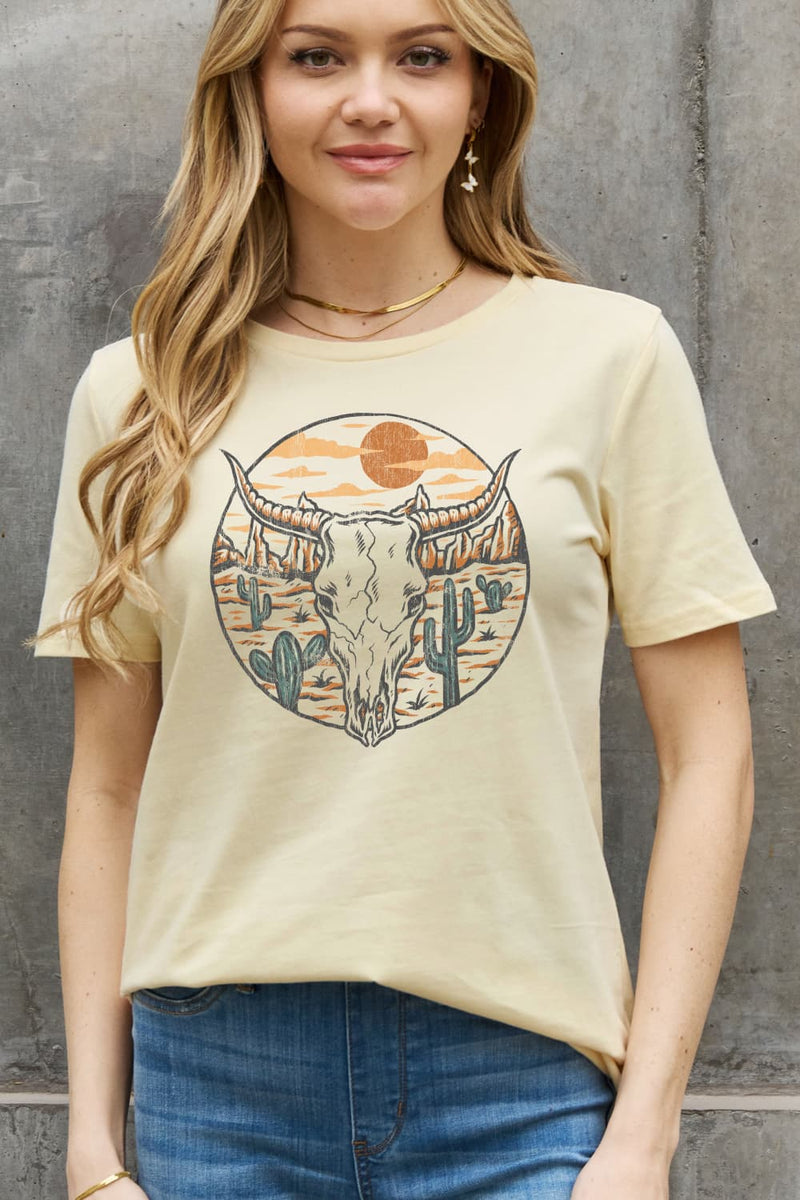 T-shirt en coton avec image de cactus et de taureau pleine grandeur Simply Love