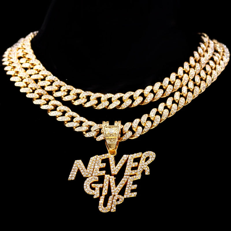 NUNCA TE RINDAS Collar con colgante de letra unisex Iced Out