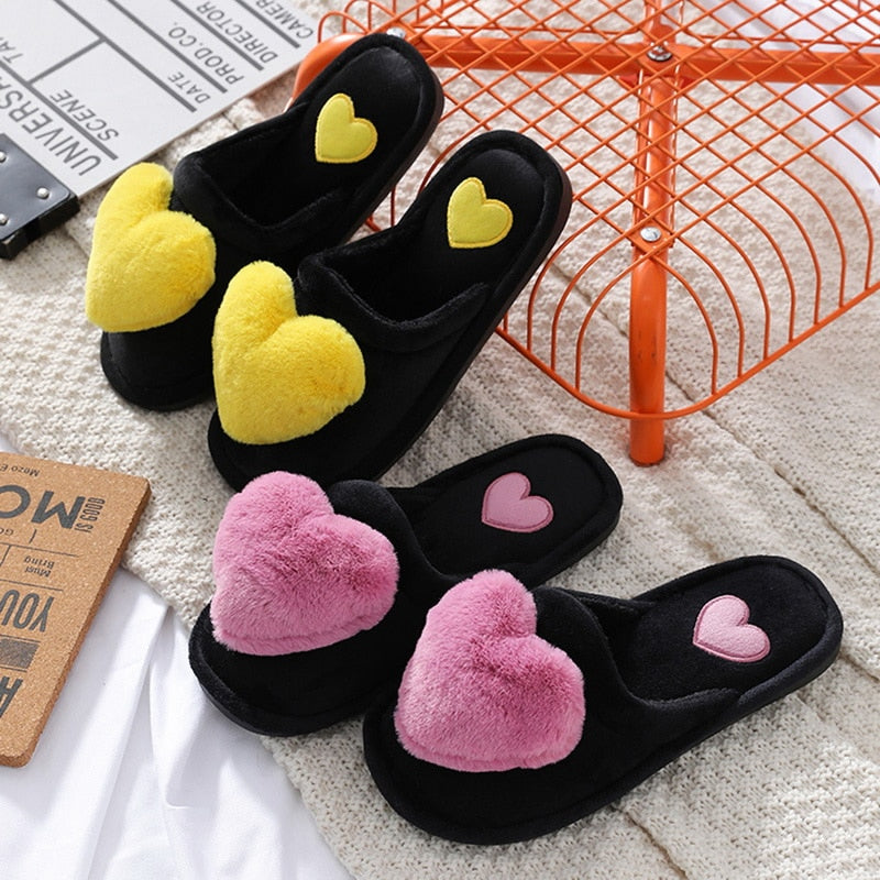 Pantuflas antideslizantes con forma de corazón peludas para mujer 