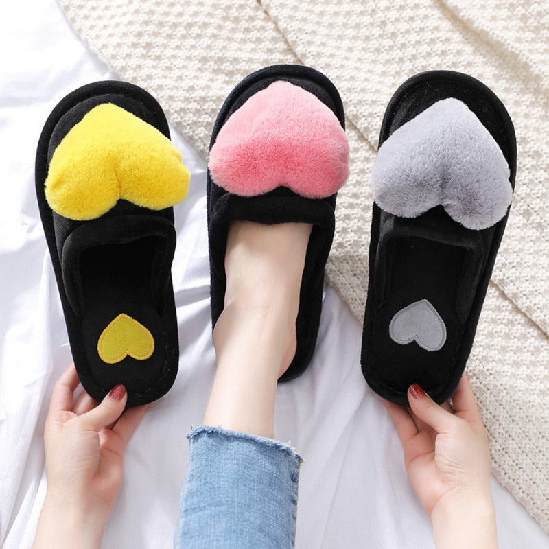 Pantuflas antideslizantes con forma de corazón peludas para mujer 