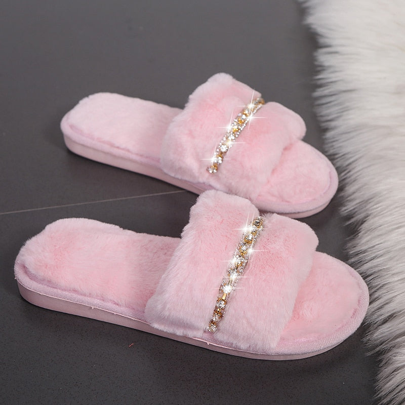 Pantuflas peludas informales para mujer con detalle de pedrería 