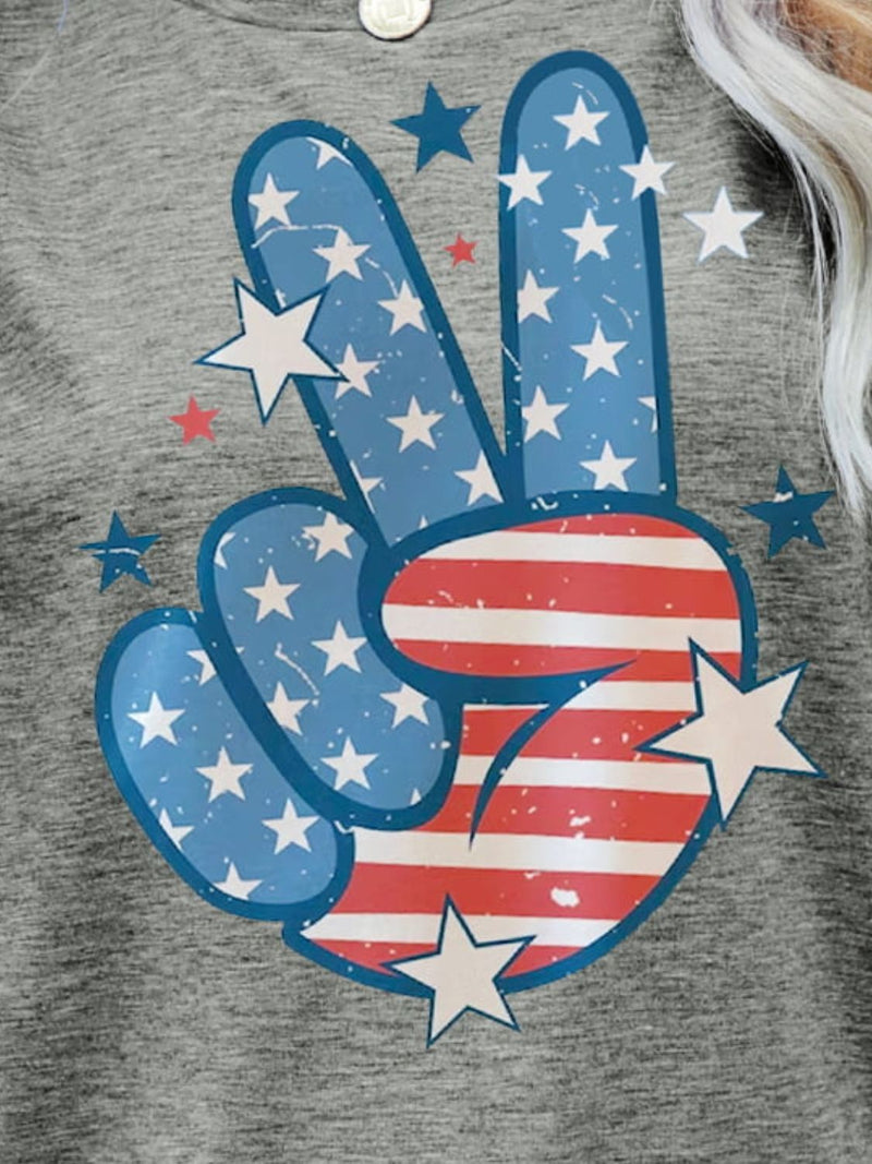 T-shirt graphique à main avec signe de paix du drapeau américain