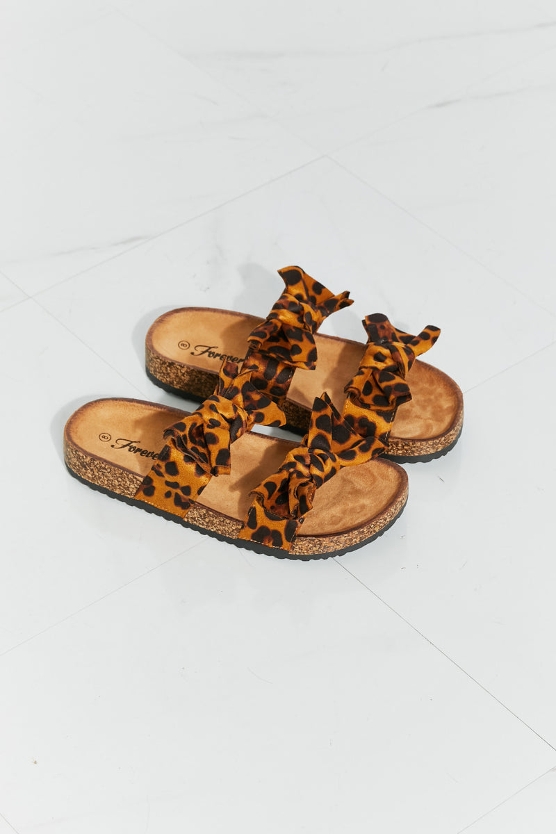 Sandalias estilo chanclas con lazo de leopardo Fiercely Feminine de Forever Link