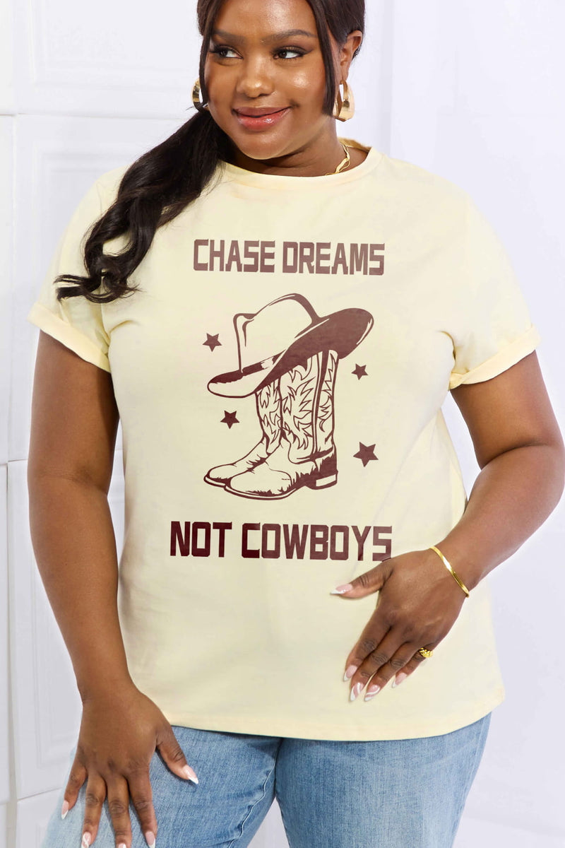 Simply Love T-shirt en coton graphique CHASE DREAMS NOT COWBOYS pleine taille