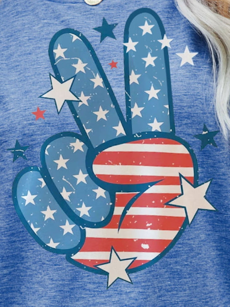 Camiseta con gráfico de mano con signo de la paz y bandera de EE. UU.