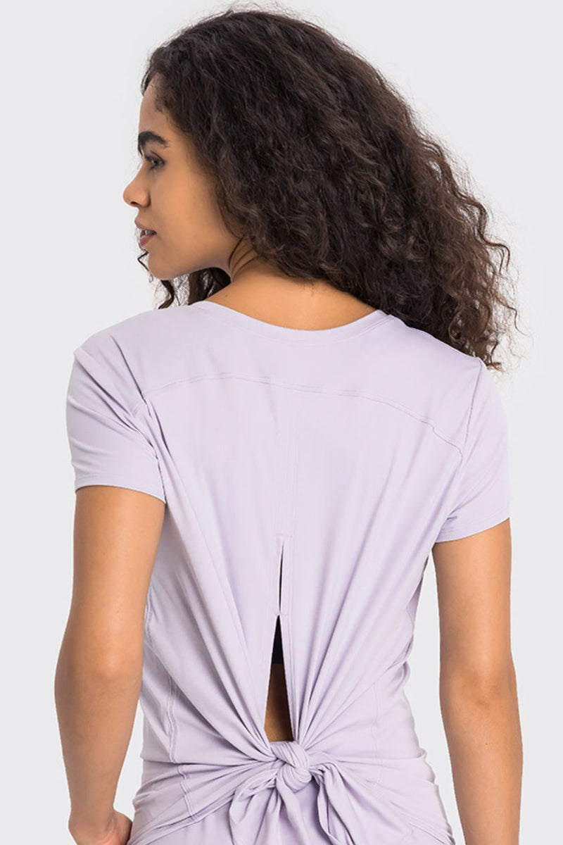 Camiseta deportiva de manga corta con lazo en la espalda