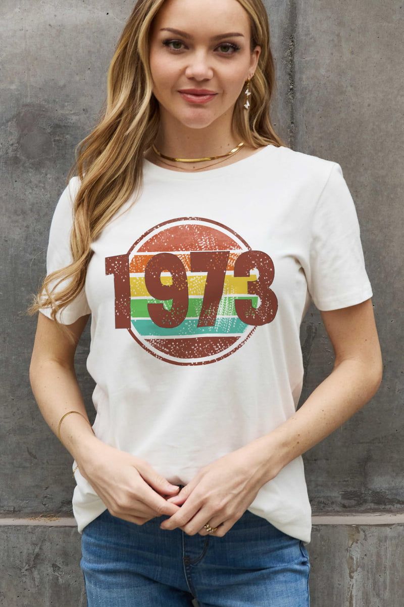 T-shirt en coton graphique Simply Love pleine taille 1973