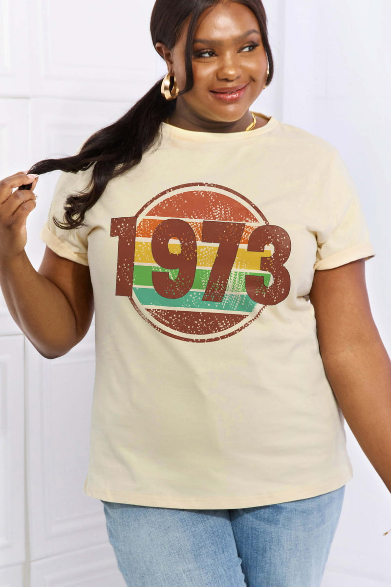 Camiseta de algodón con gráfico 1973 de tamaño completo de Simply Love