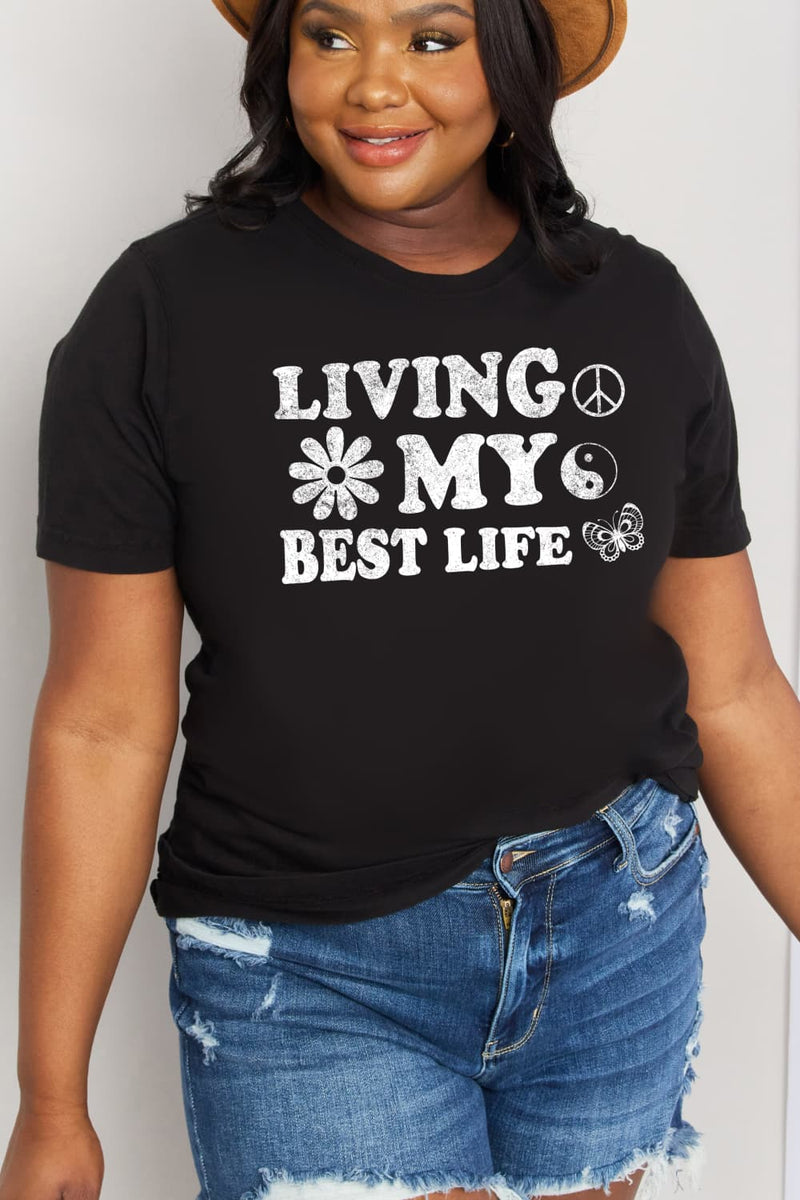 Simply Love T-shirt en coton graphique LIVING MY BEST LIFE pleine grandeur