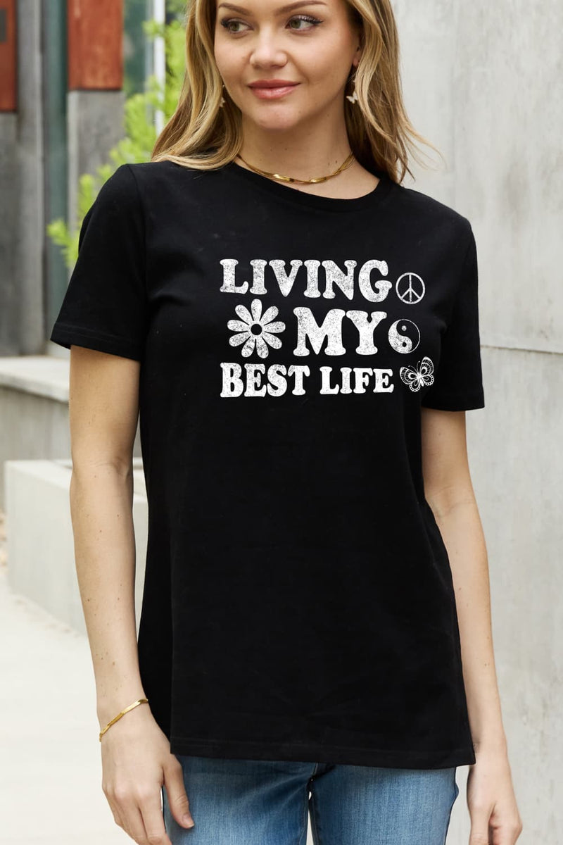 Camiseta de algodón con gráfico LIVING MY BEST LIFE de tamaño completo de Simply Love